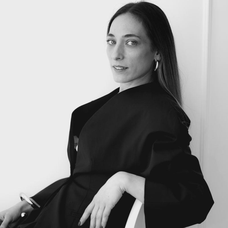 Contratar Ornella Petitot
