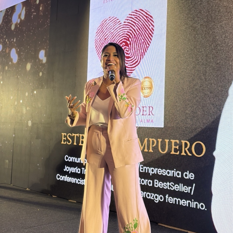 Contratar Estefania Ampuero