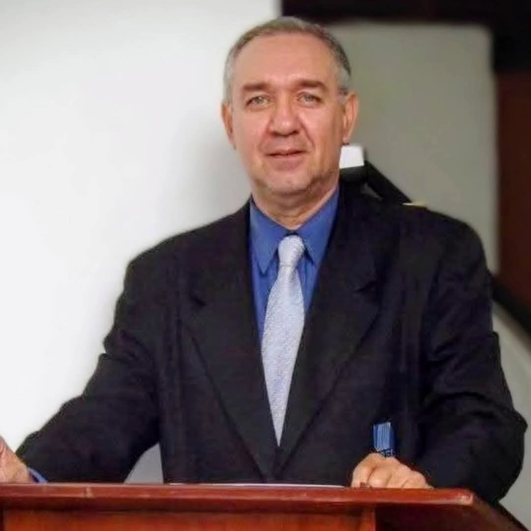 Contratar Alberto Perestrello