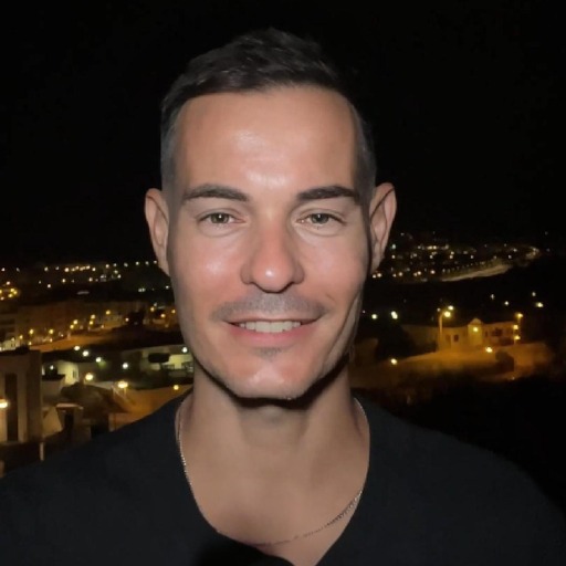 Contratar Víctor Gómez